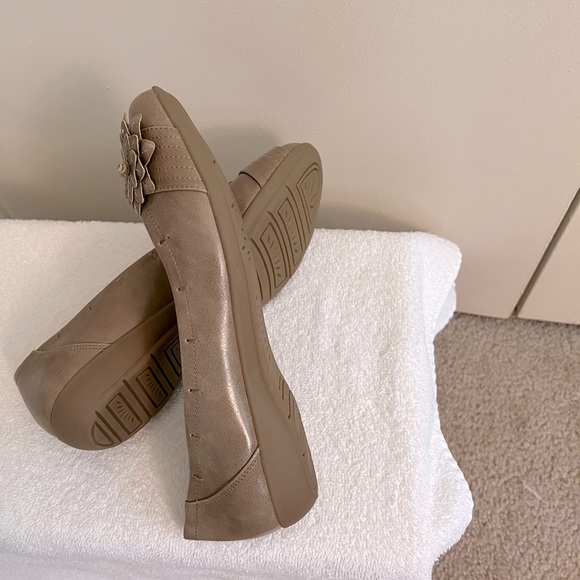 White Mountain Taupe Women’s Flats - Picture 4 of 6